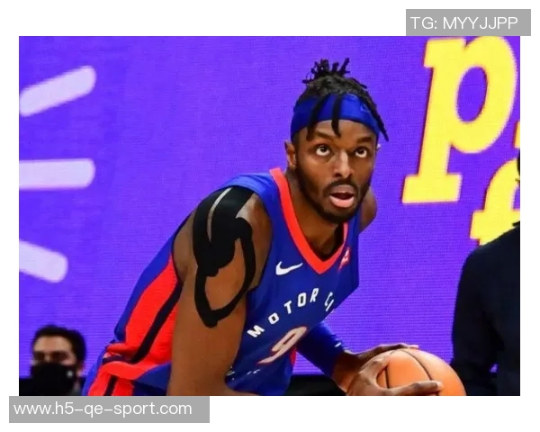 格兰特上半场表现出色9投4中斩获15分3篮板三分球命中率高达50